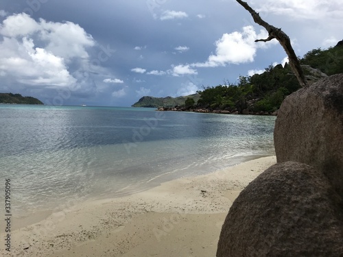 Plage des Seychelles. Océan indien. Une île paradisiaque. 