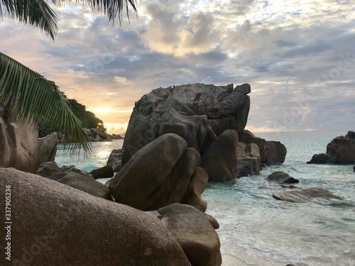 Plage des Seychelles. Océan indien. Une île paradisiaque. 