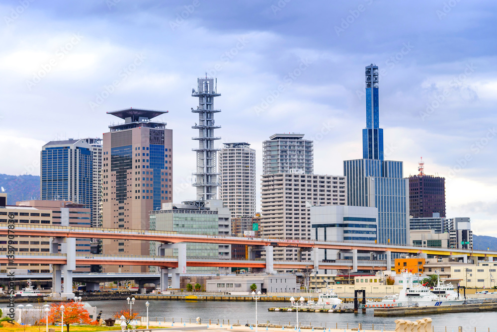 Obraz premium Pejzaże miejskie i drapacze chmur w Kobe Skyline, biurowcu i centrum Kobe Bay w Japonii