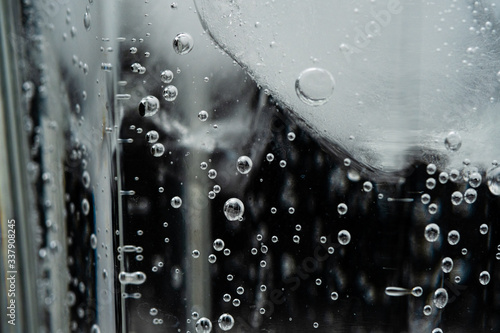 Tapet carbon dioxide bubbles in carbonated water