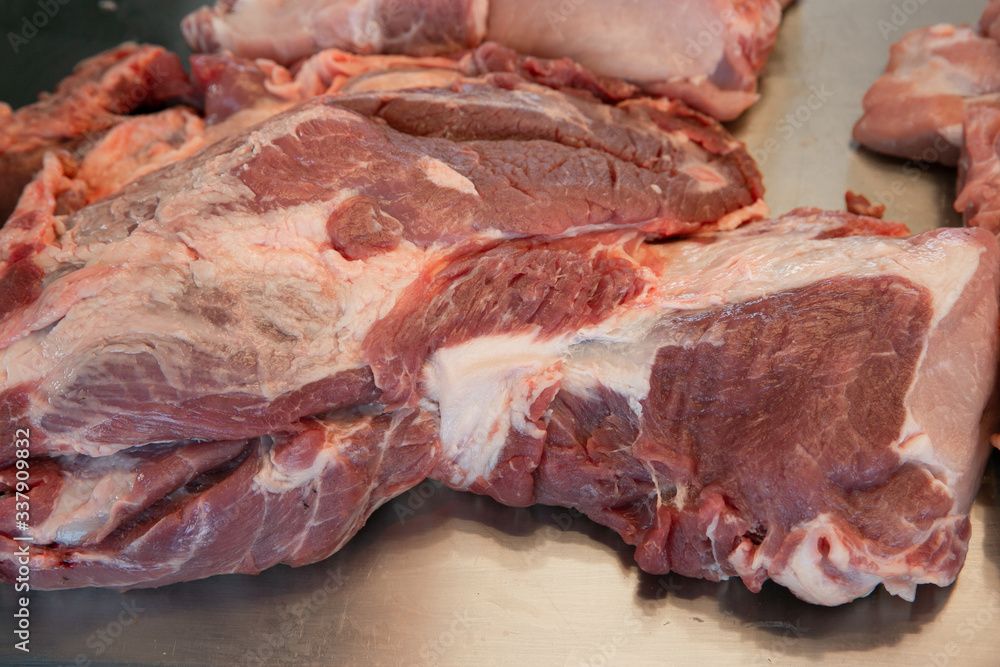 Lean pork neck can be used to cook many types of food