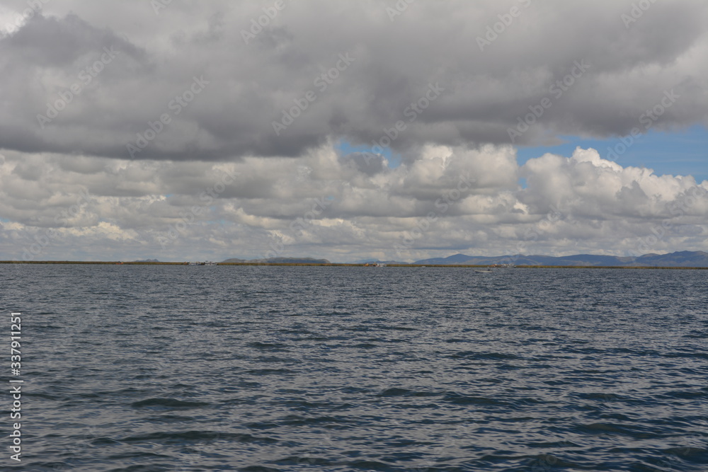 Fototapeta premium Vista de un gran lago