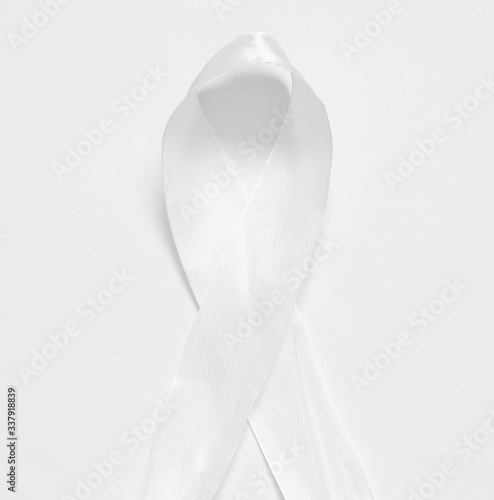 White bow on whWhite ribbon isolated on white backgroundite background
