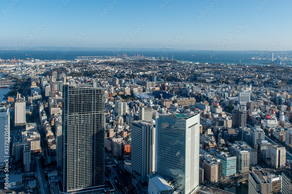 横浜のオフィス街のビル群から工業地帯までの全景　空撮