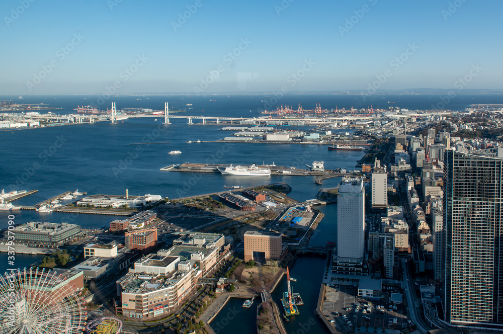 Fototapeta premium 横浜みなとみらい２１地区から関内、山下公園・本牧埠頭方面の街並み ビルの上より