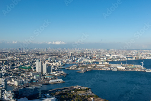 丹沢の山々を背景にした、横浜のオフィス街のビル群から川崎、東京方面の全景　空撮 © Metro Hopper