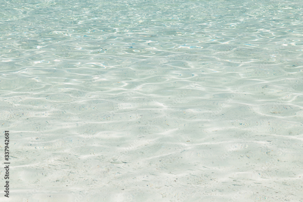 Obraz premium Wave of sea surface, Clear turquiose water, Blue ocean on tropical beach. Background.