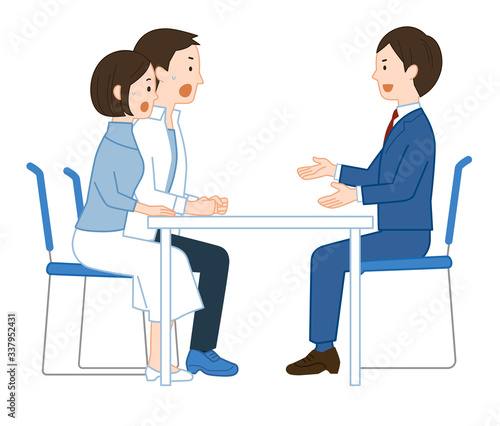 説明を聞いて驚く夫婦