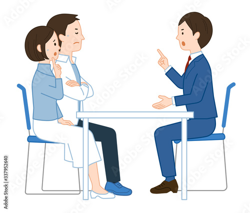 説明を聞いて悩む夫婦