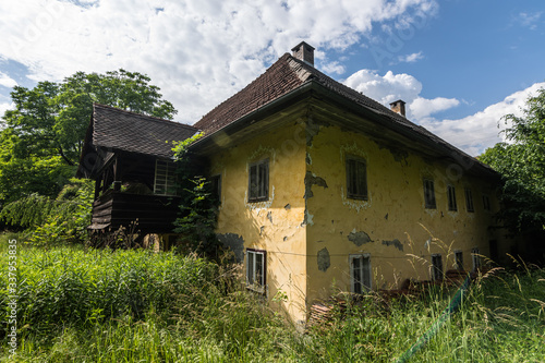 verlassenes haus mit balkon aus holz photo