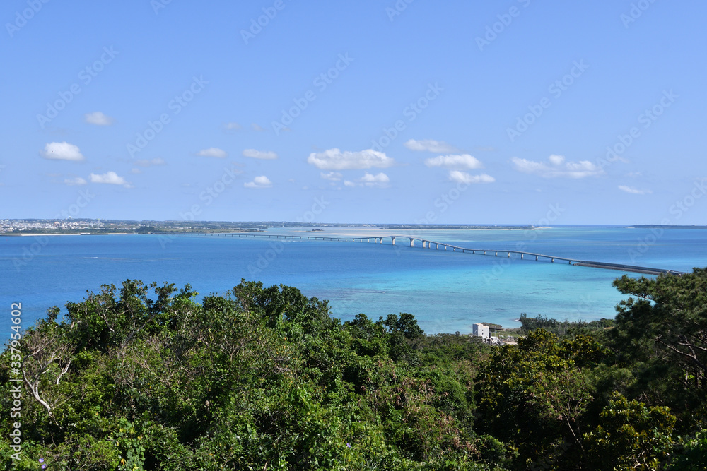 沖縄　宮古島　伊良部島から宮古島本島、伊良部大橋を望む