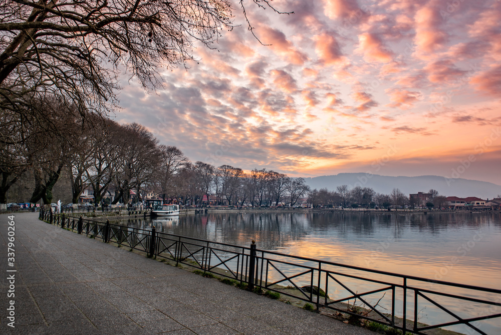 Obraz premium sunset in the city. View to the lake Pamvotis and Ioannina city at sunset.Greece