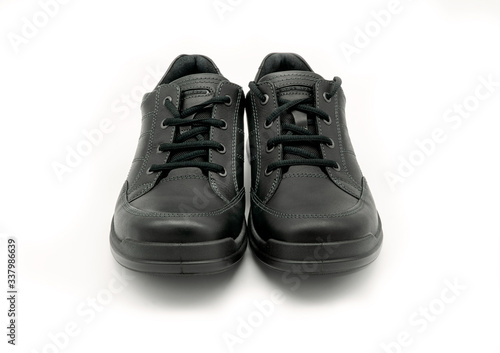 Czarne buty na białym tle z cieniem