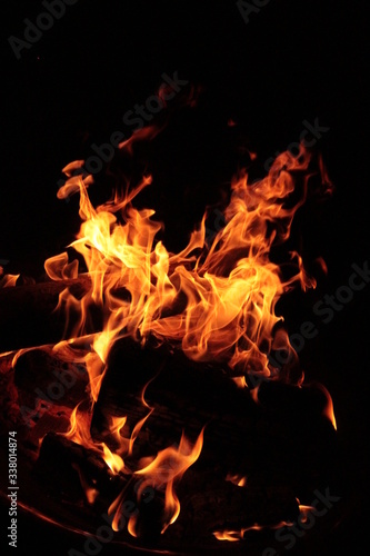 Flammen in einer Feuerschale