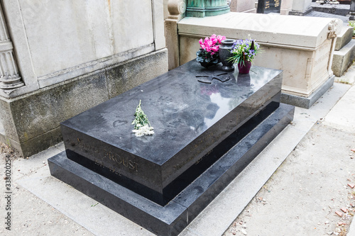 Φωτογραφία A tomb of Marcel Proust, a French novelist, and his brother Robert in the Père L