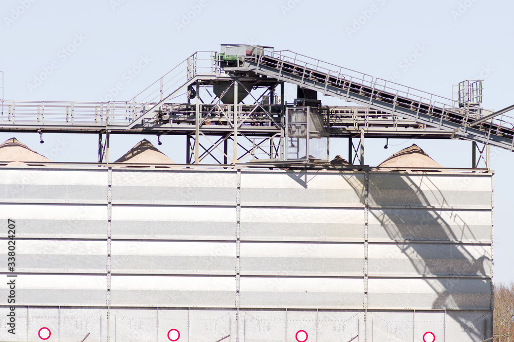 Naklejka premium Conveyor belt of a sand extraction installation In Nijmegen, Netherlands