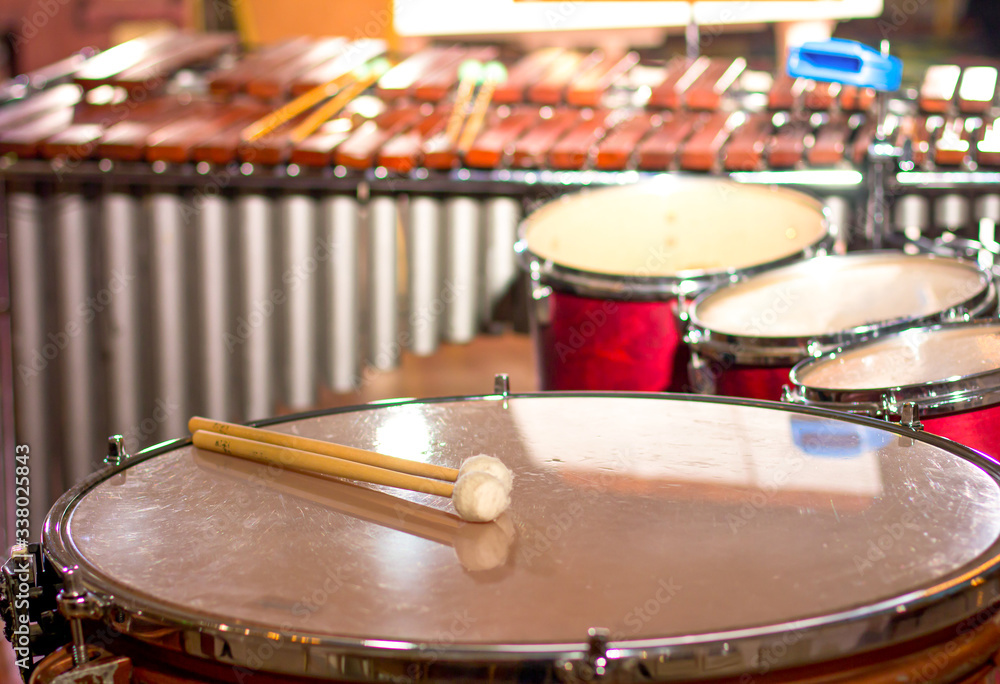 Obraz premium Drum sticks on the drum. Big drum in the concert hall.
