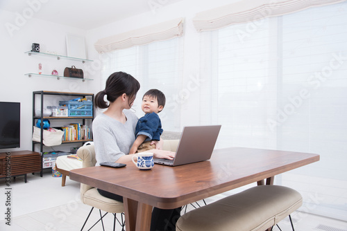 2歳の男の子とパソコンをする母 © tatsushi