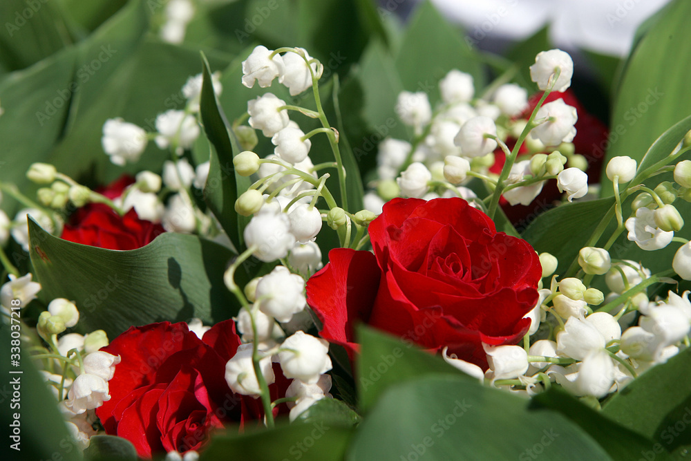 Bouquet de fleurs composé de muguet et de rose Stock Photo | Adobe Stock