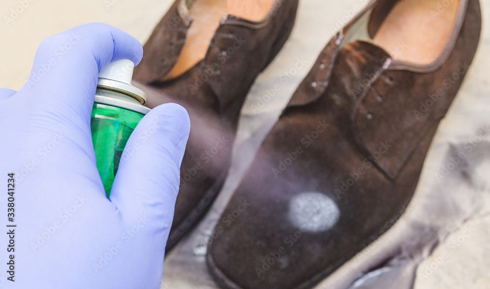 Painting old brown suede shoes with spray paint. Repair of old shoes at home, for lack of money, buy a new one. Painting old brown suede shoes with spray paint. Repair of old shoes at home, for lack of money, buy a new one.