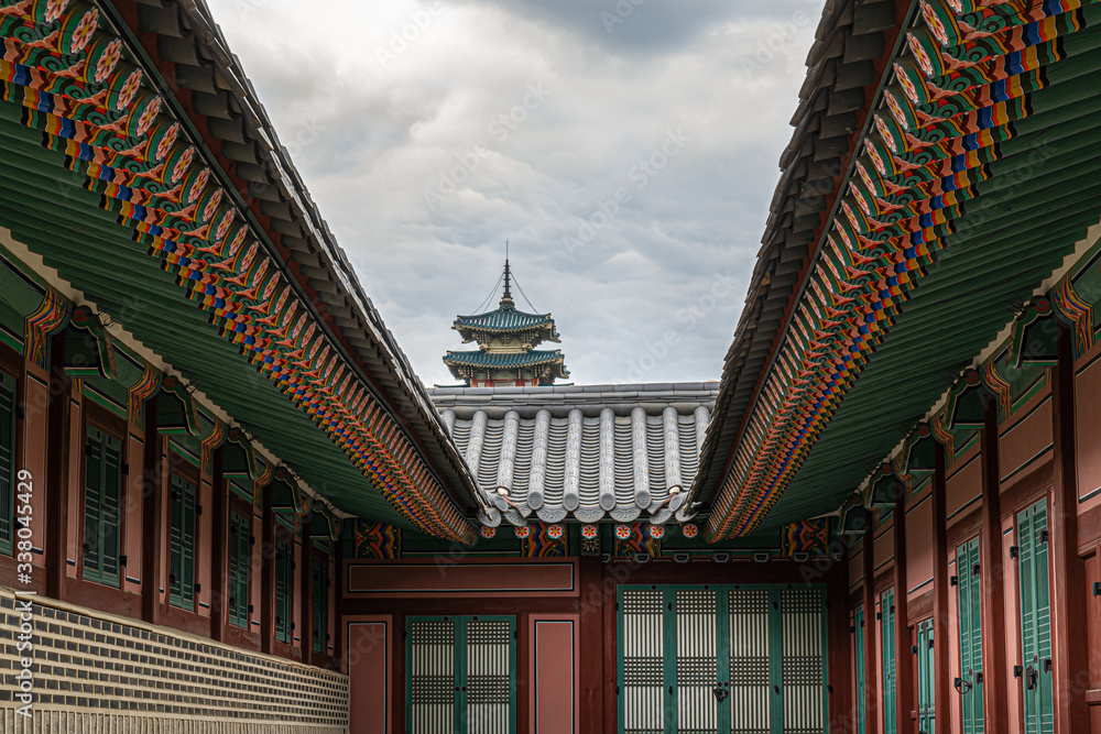 Dynamic sky and cloud visible above the roof of Gyeongbokgung Palace