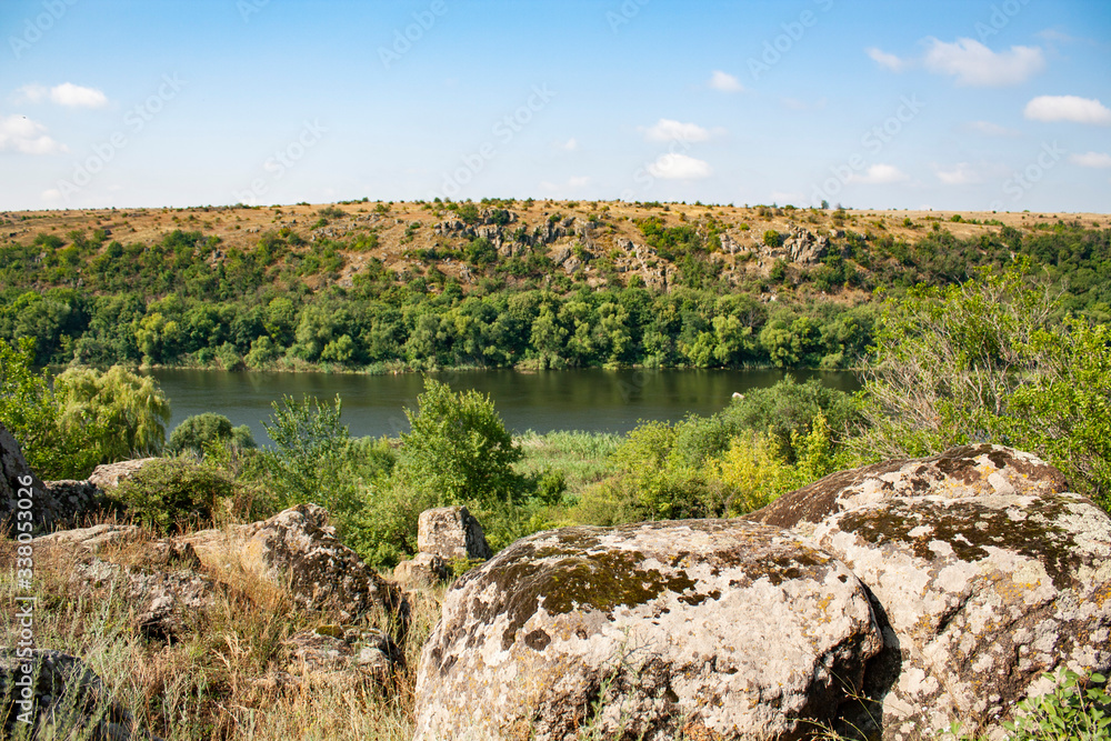 Obraz premium canyon of the Southern Bug River in southern Ukraine. Riverbank with dangling granite stones.