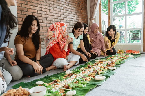 Photography bestfriends having lunch in kembulan tradition at home