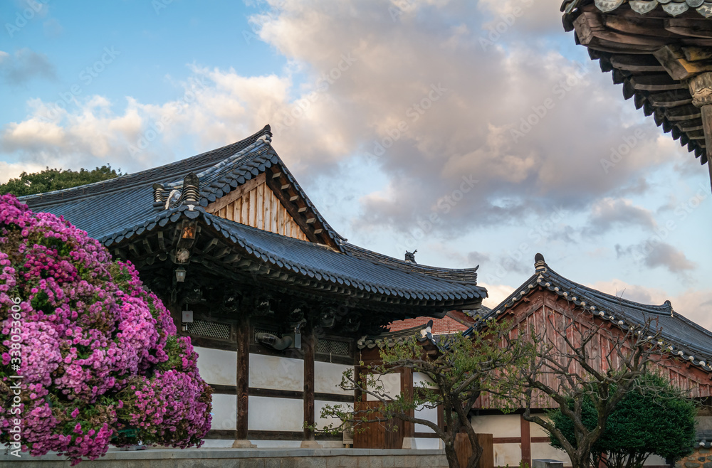 Fototapeta premium Autumn scenery of Tongdosa Temple, a world heritage site near Busan, South Korea