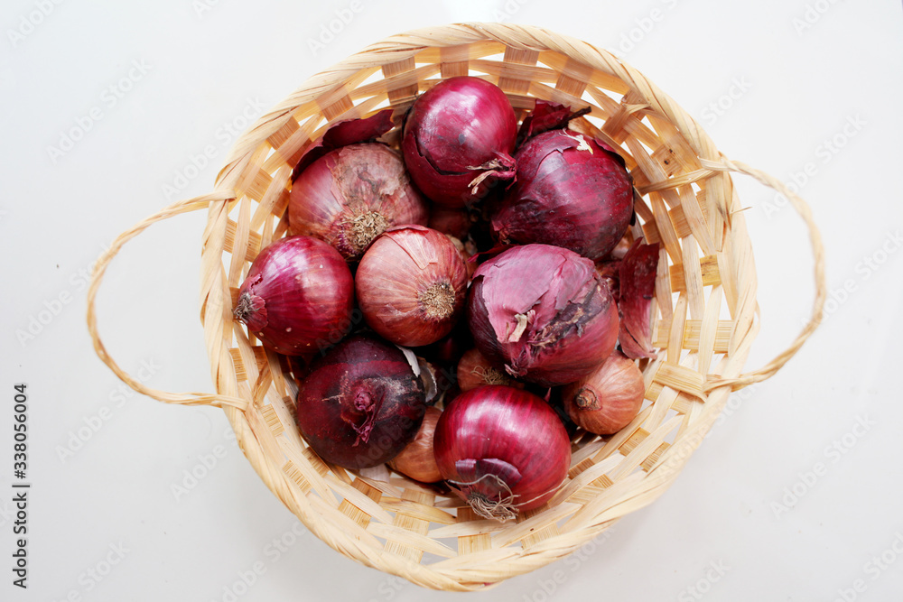 Red onion in wooden container
Red onion in wooden container