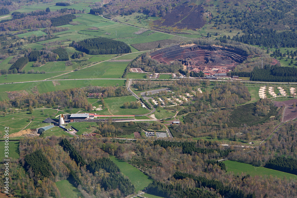 Paysage de l' Auvergne et de ses volcans, vue aérienne
