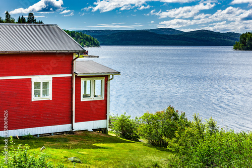 Rotes Haus in Küstenlandschaft in Schweden