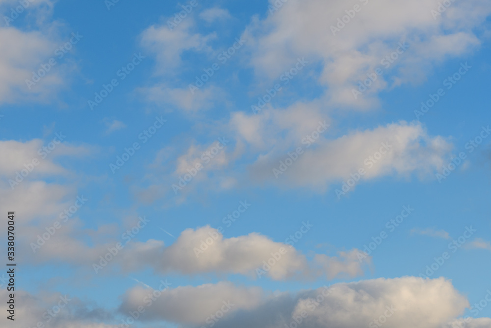 Obraz premium Blue sky with rare pre-storm clouds.