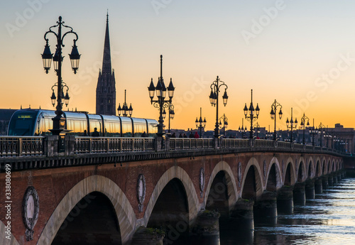 Tramway de Bordeaux sur le pont de Pierre photo