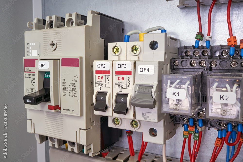 Power circuit breaker, modular circuit breakers and intermediate relays