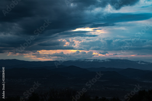 Ciel tr  s mena  ant pendant le coucher du soleil au dessus du Mont Loz  re enneig   et des montagnes des C  vennes  Occitanie  France 
