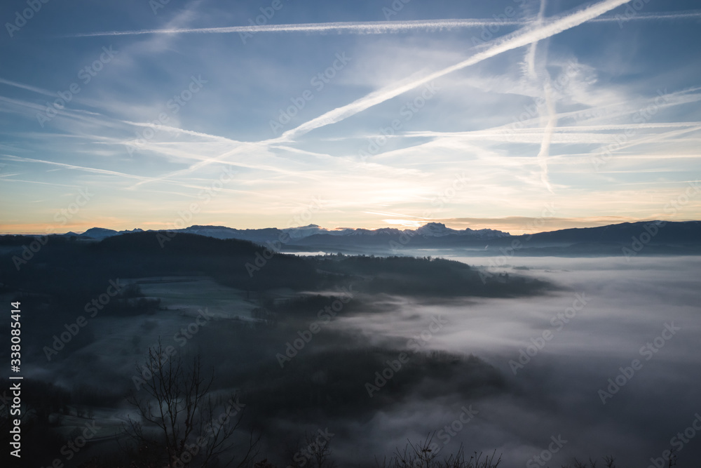 Aube sur une mer de nuages. Aube sur une mer de nuages.