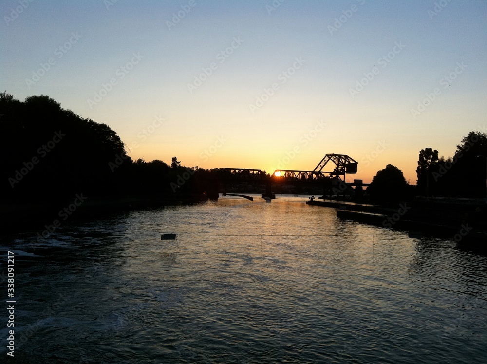 Obraz premium Hydraulic dam lock river bridge construction sunset