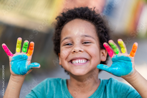 Fotografia beautiful happy boy with painted hands
