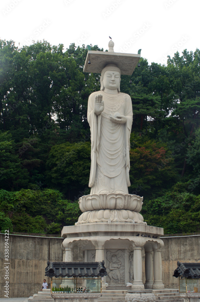 Fototapeta premium Buddhist temple in Seoul in summer
