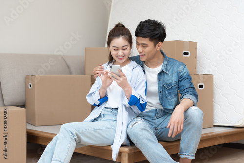 A young asian couple is moving to a new home © 浩然 张