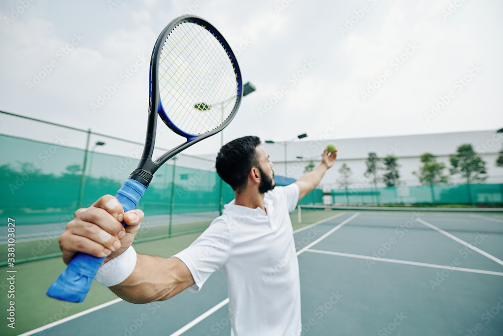 Ταπετσαρία Professional tennis player throwing ball to hit it with racket
