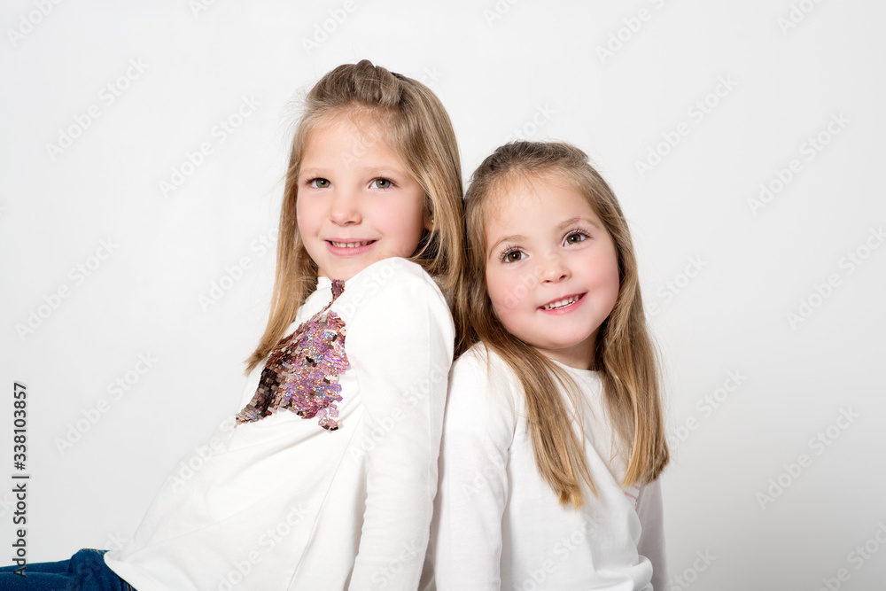 retrato niñas felices estudio fondo blanco retrato niñas felices estudio fondo blanco