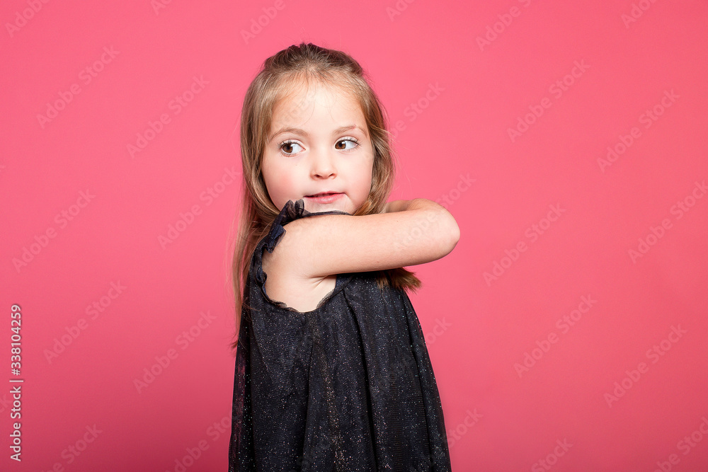 retrato niña feliz estudio fondo rosa retrato niña feliz estudio fondo rosa