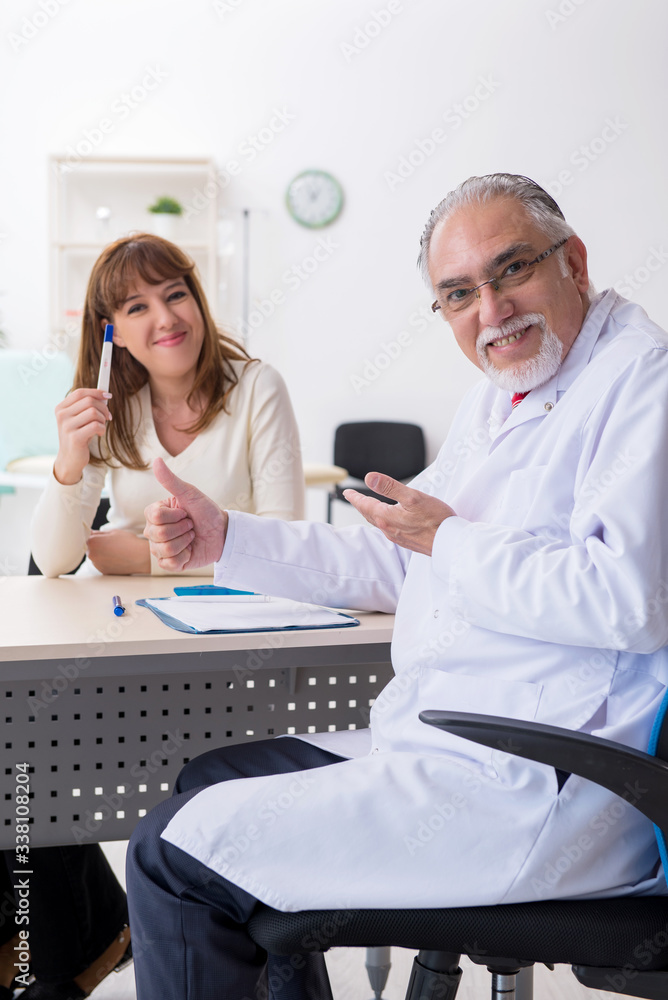 Obraz premium Pregnant woman visiting experienced doctor gynecologist