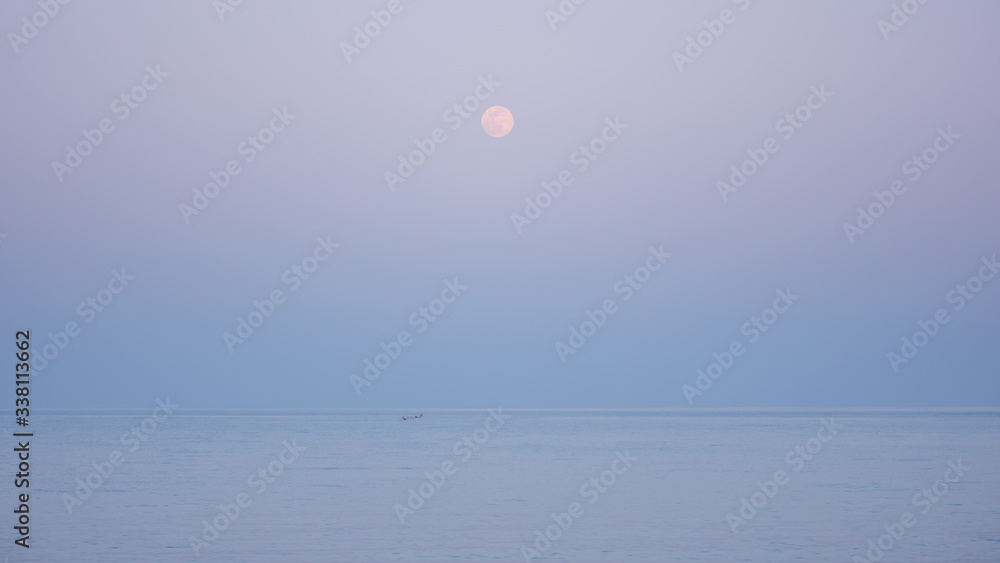 Lever de pleine lune à l'horizon Lever de pleine lune à l'horizon