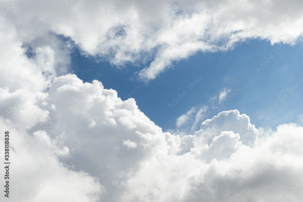 Obraz premium Partly cloudy sky at midday