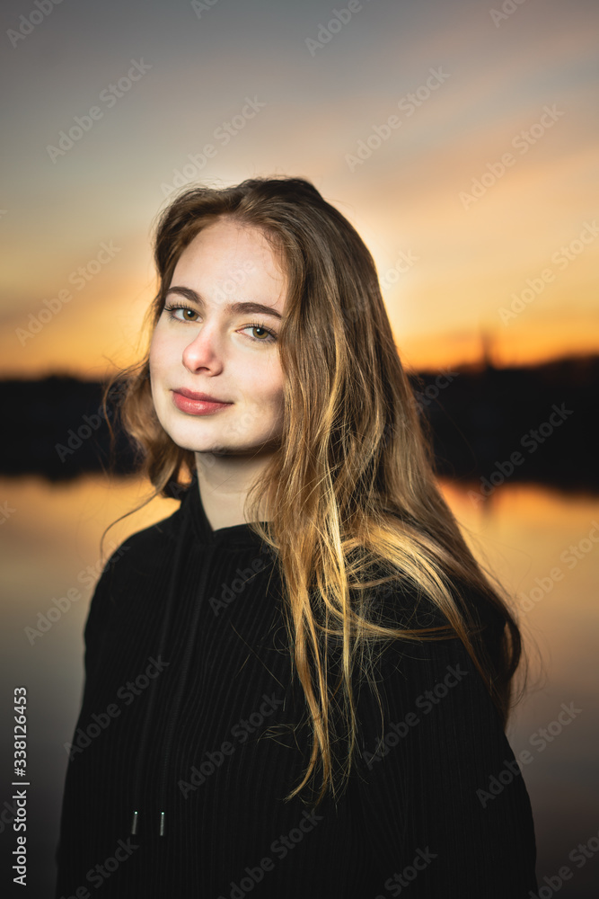 Junge Frau im Sonnenuntergang (Modelfoto)