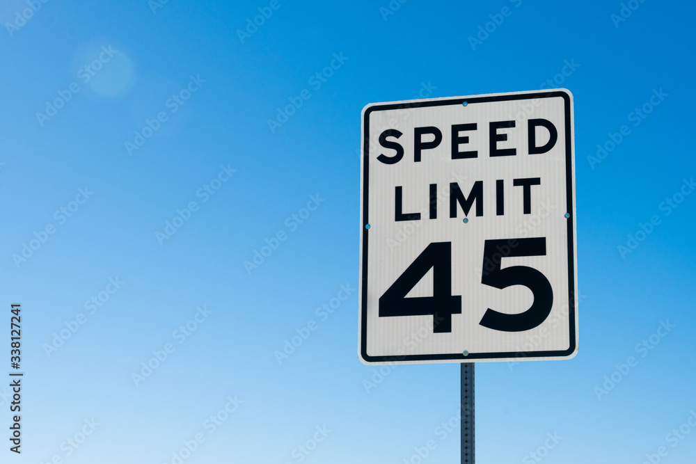 speed limit sign on blue sky - obrazy, fototapety, plakaty 