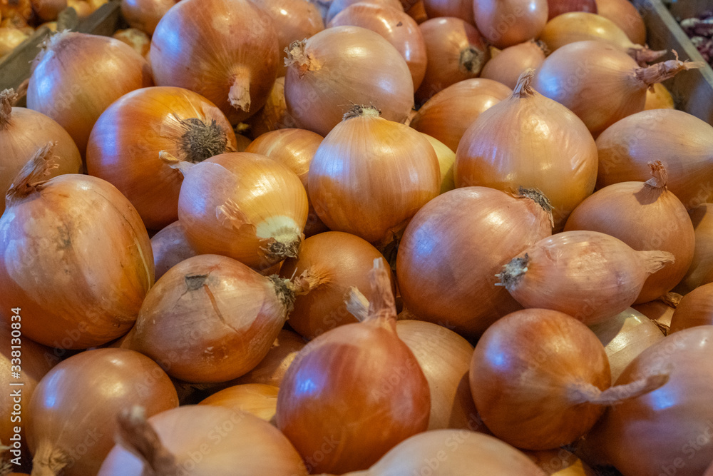 Onions in a box. Large vegetables. Selling a crop in the market. Natural, healthy, vitamin-rich foods. Food for health. Onions in a box. Large vegetables. Selling a crop in the market. Natural, healthy, vitamin-rich foods. Food for health.