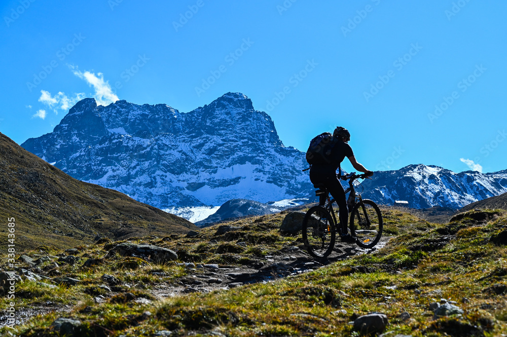 Fototapeta premium Alpine MTB-Tour
